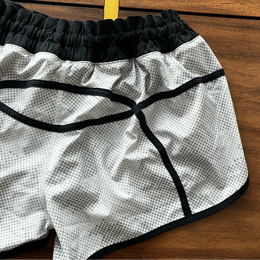 Lululemon Tracker Short III Diamond Camo Silver size 6 - Picture 9 of 11